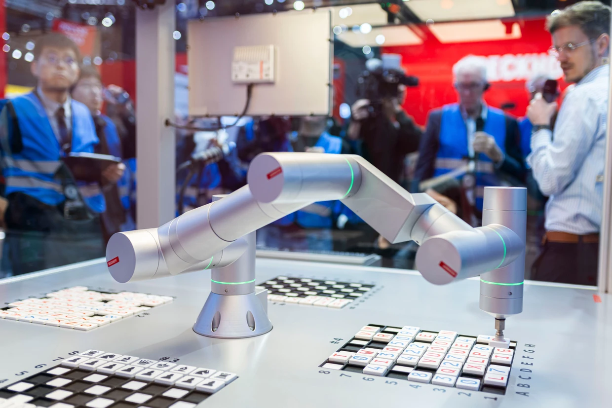 Human-Machine Interaction: Ein Roboter löst Strategiespiele.