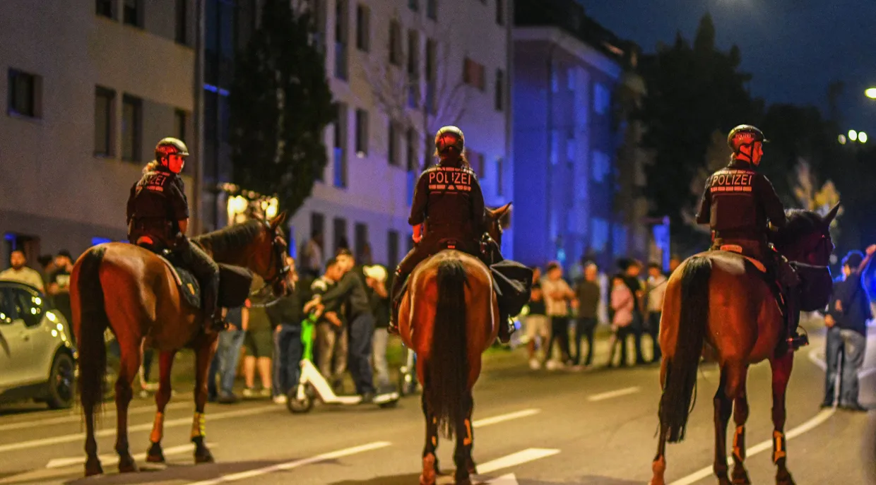 Polizeikräfte nach den Ausschreitungen in Stuttgart am vergangenen Samstag