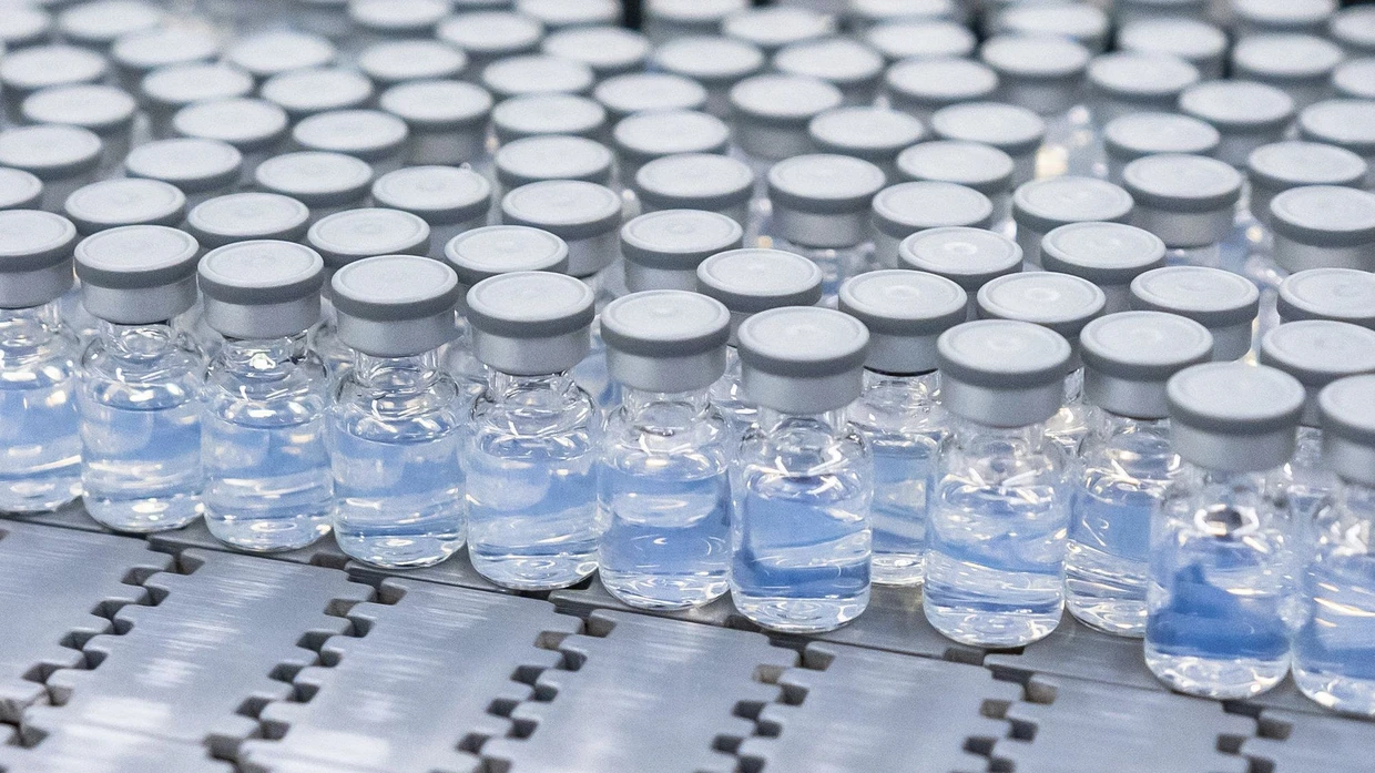 Dieses von Pfizer zur Verfügung gestellte Foto vom August 2022 zeigt Fläschchen des aktualisierten COVID-19-Impfstoffs des Unternehmens während der Produktion in Kalamazoo, Michigan.