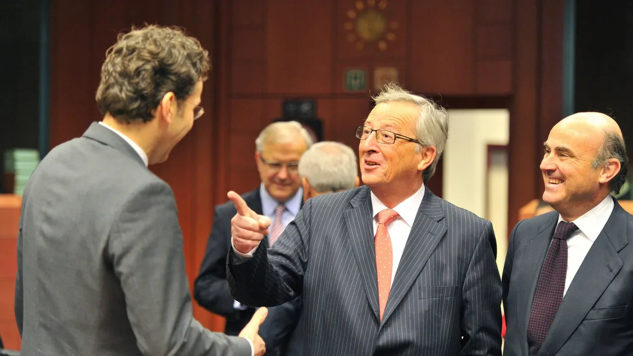Brüsseler Personalkarussell: Der designierte Kommissionschef Juncker (oberes Bild) zeigt auf Eurogruppen-Chef Jeroen Dijsselbloem.