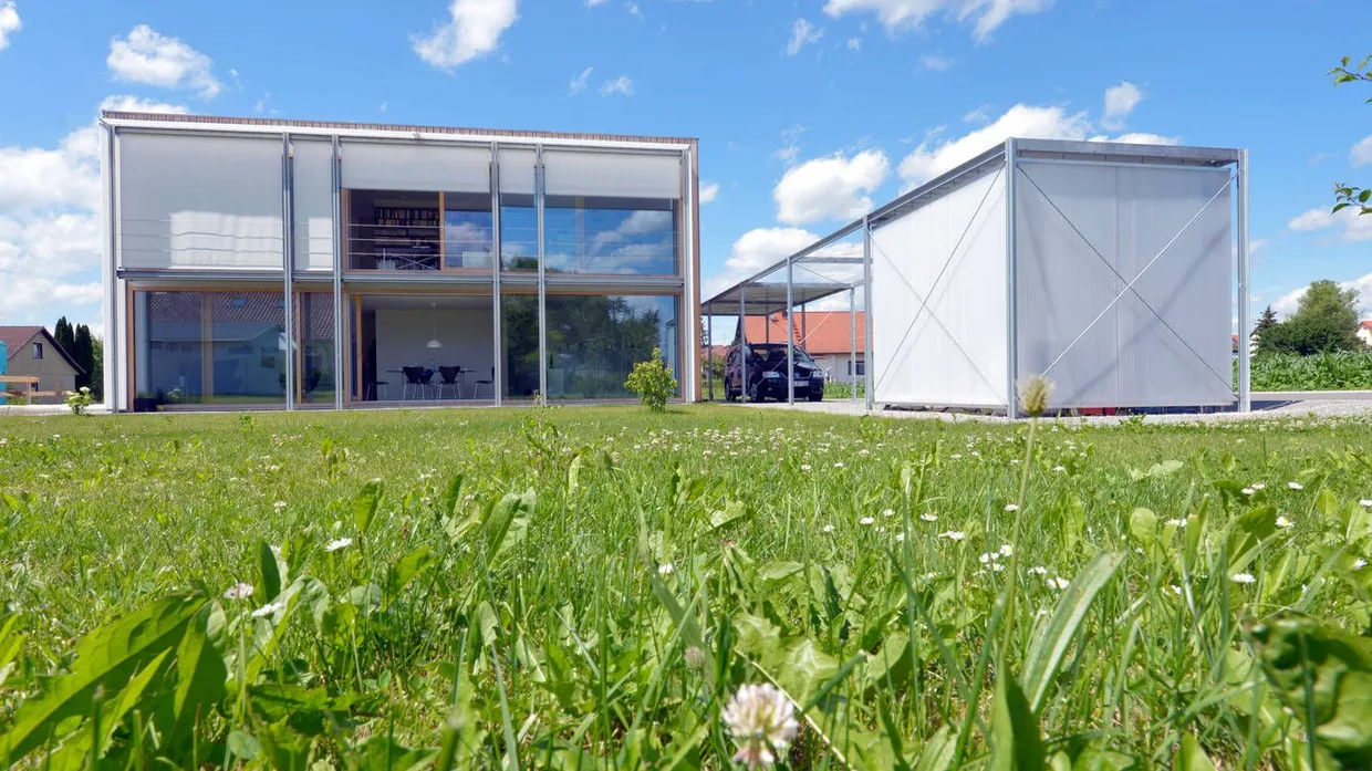 Allein unter Fertighäusern: Projekt 2/3 ist auf dem Dorf ein Außenseiter. Das liegt nicht nur am Flachdach, sondern auch an der kompletten Vergalsung nach Süden...