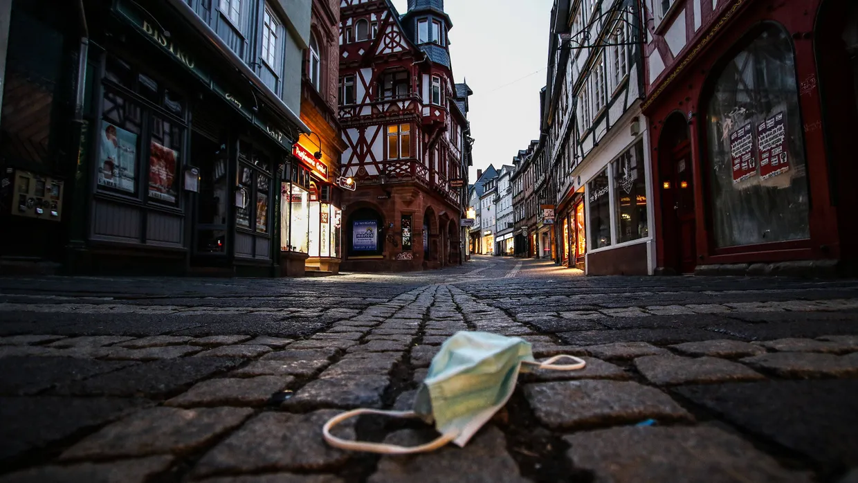 Eine menschenleere Straße in der Marburger Altstadt während der nächtlichen Ausgangssperre im April 2021.