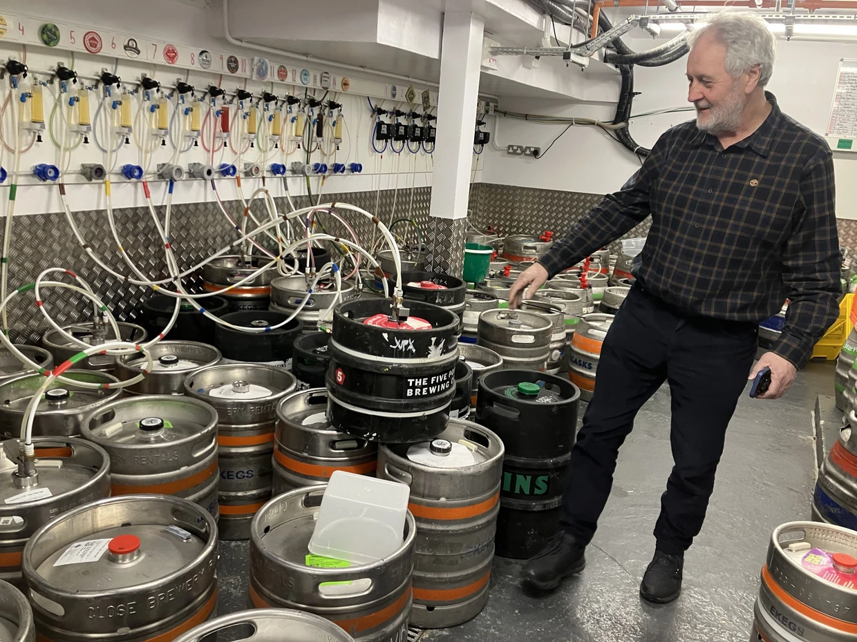Steve Holt führt seit Jahren eine eigene Craft-Beer-Brauerei.