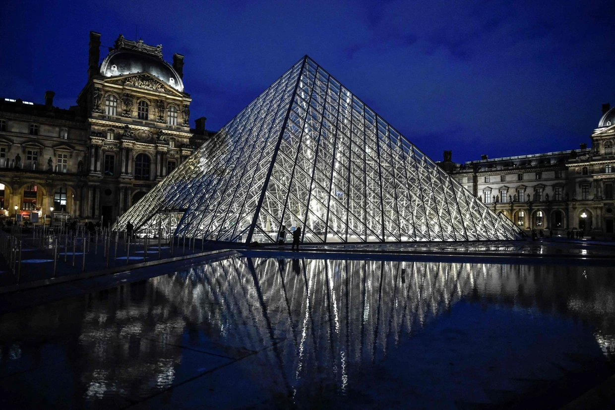 Besteht aus 603 scheinbar schwebenden Glasrauten und 70 dreiecksförmigen Segmenten: I. M. Peis 1989 eingeweihte&nbsp; Louvre-Pyramide