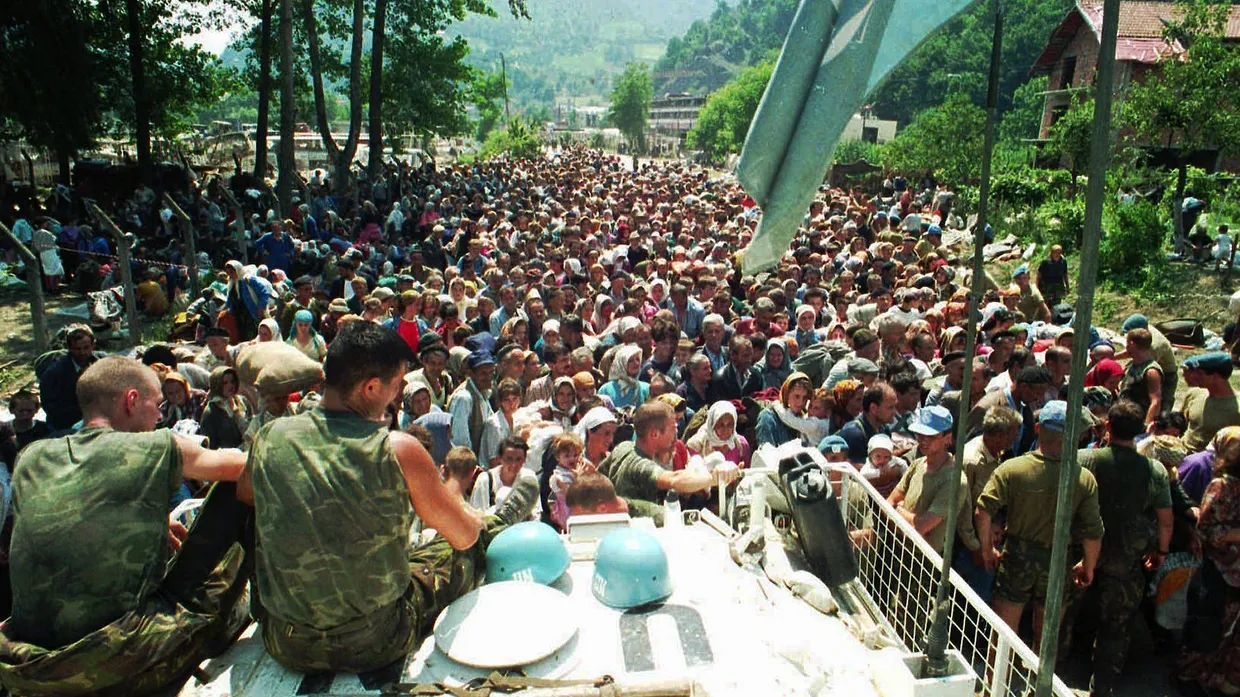 Niederländische UN-Friedenssoldaten sitzen 1995 in der Stadt Potocari, in die muslimische Flüchtlinge aus der 5 Kilometer entfernten Stadt Srebrenica fliehen.
