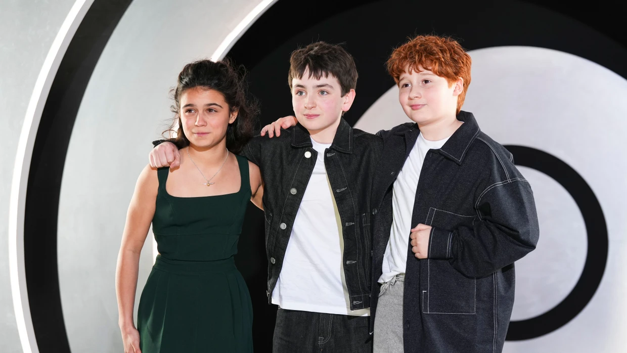 Arabella Stanton, Dominic McLaughlin und Alastair Stout (v.l.) spielen die Hauptrollen in der Serie.