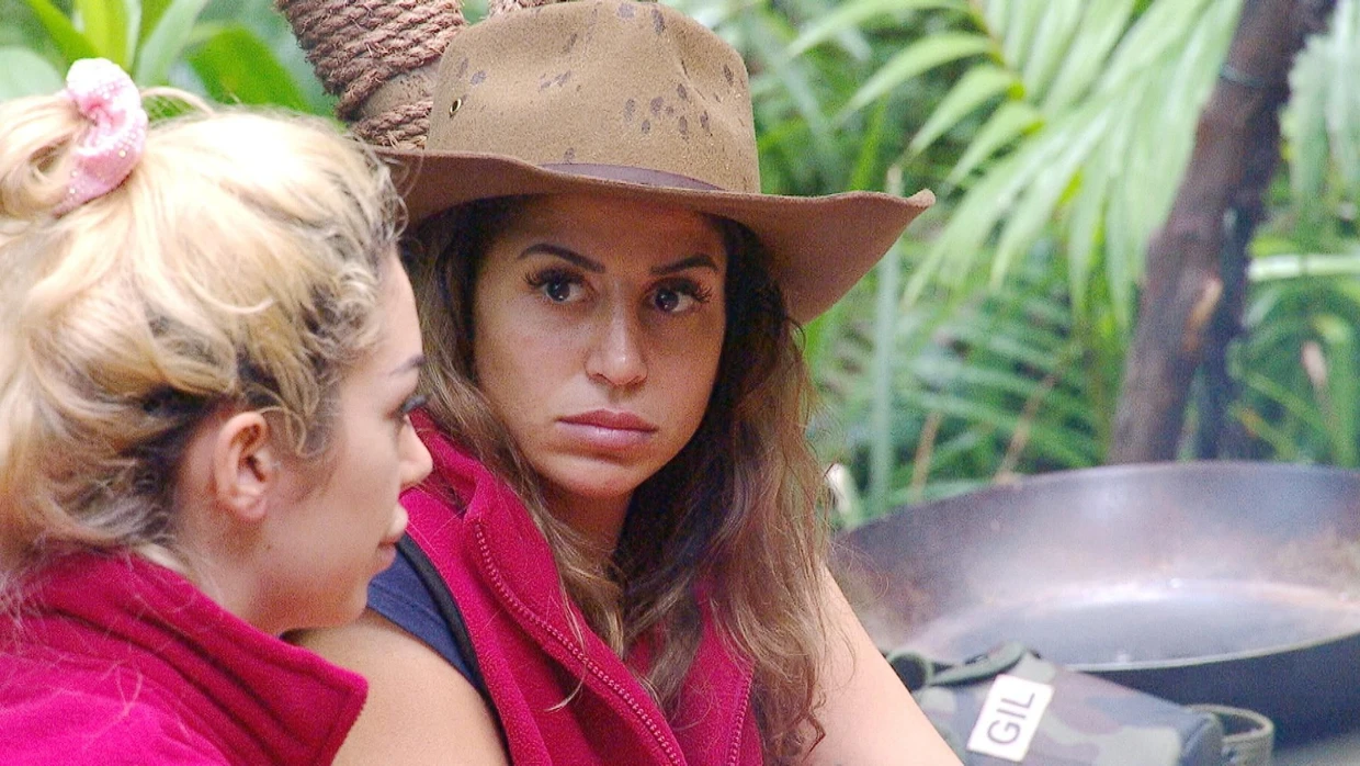 Ariel (l.) spricht mit Eva Benetatou über deren Affäre mit Samiras Ex-Mann Serkan.