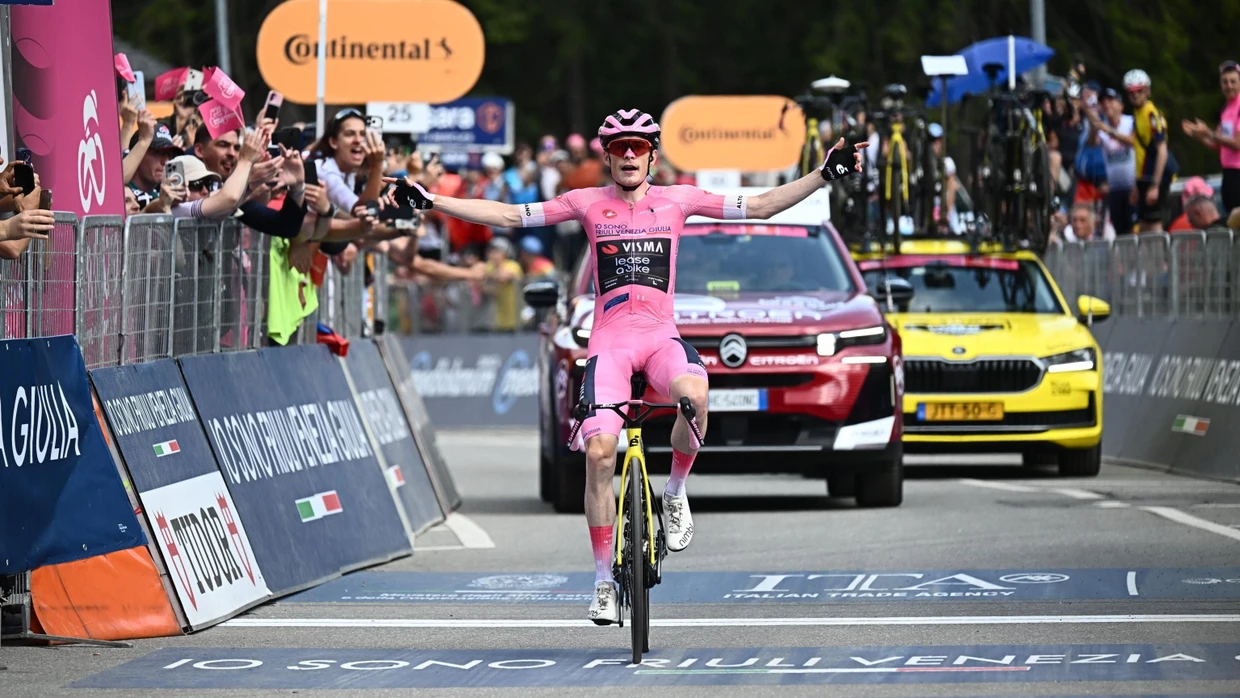 Jonas Vingegaard fährt bei der 16. Etappe des Giro als Erster über die Ziellinie.