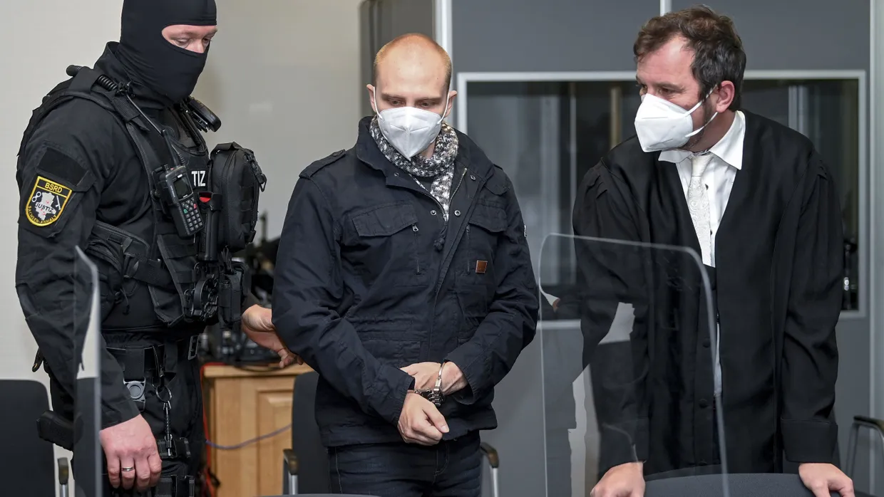 Stephan Balliet (Mitte) am 21. Dezember 2020 in Magdeburg vor Gericht