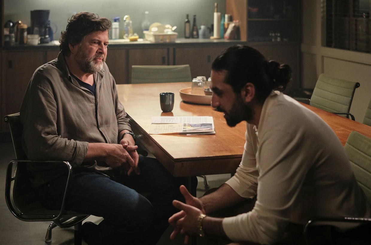Kommissar Friedemann Berg (Hans-Jochen Wagner) verhört den Verdächtigen Ramin Taremi (Omid Memar).