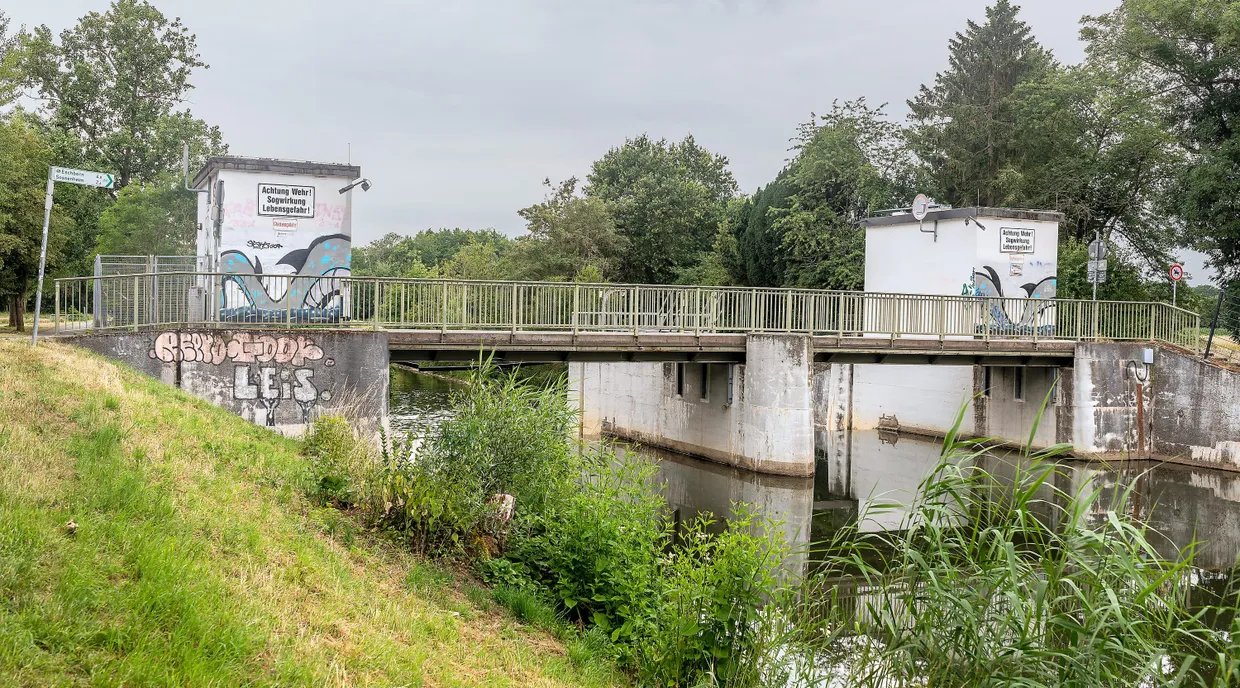 Bald Vergangenheit: Das Wehr der Nidda in Sossenheim. Mit dem naturnahen Umbau wird das marode Bauwerk abgerissen.