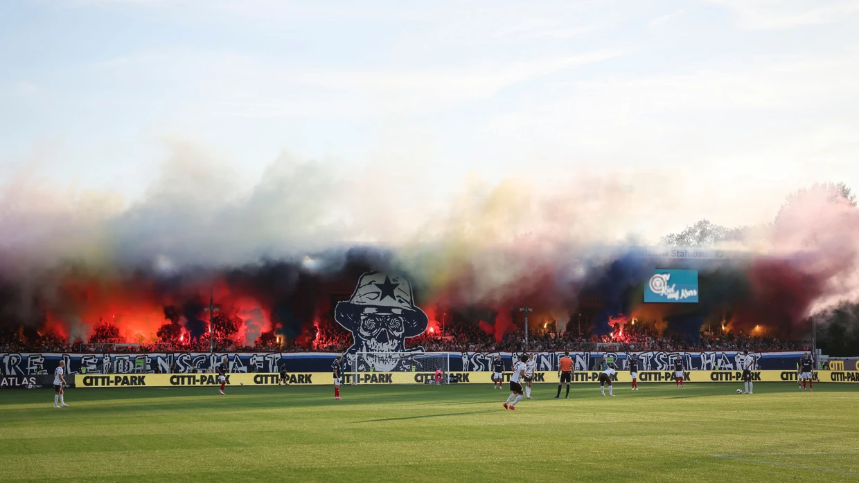 Fans von Kiel zünden Pyrotechnik und Leuchtfackeln im Spiel.