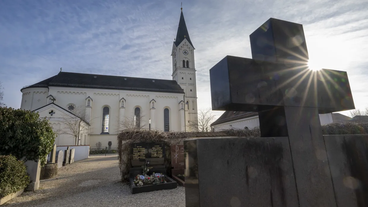 Die katholische Kirche St. Nikolaus in Garchin an der Alz in Bayern.