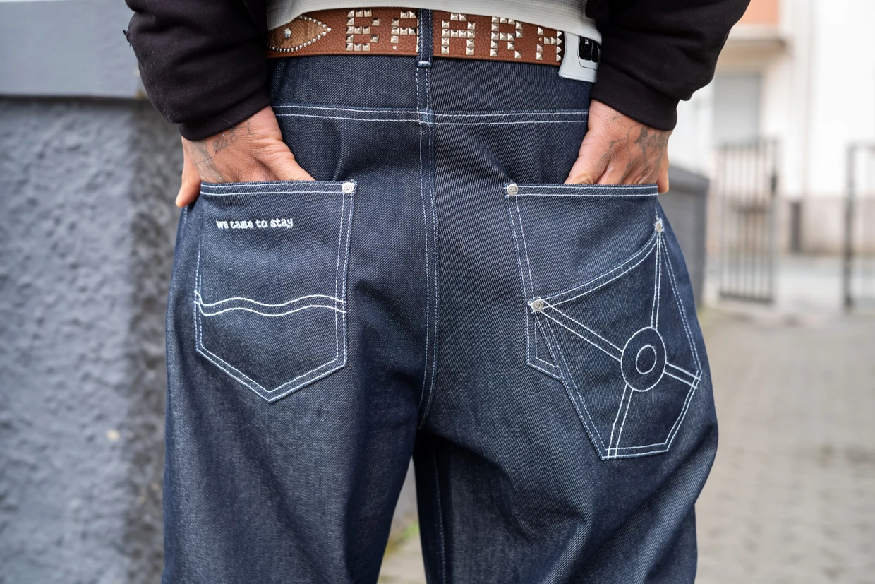 Marke:  Jeans von Orne Mayinga mit schräg übereinander gesetzten Taschen