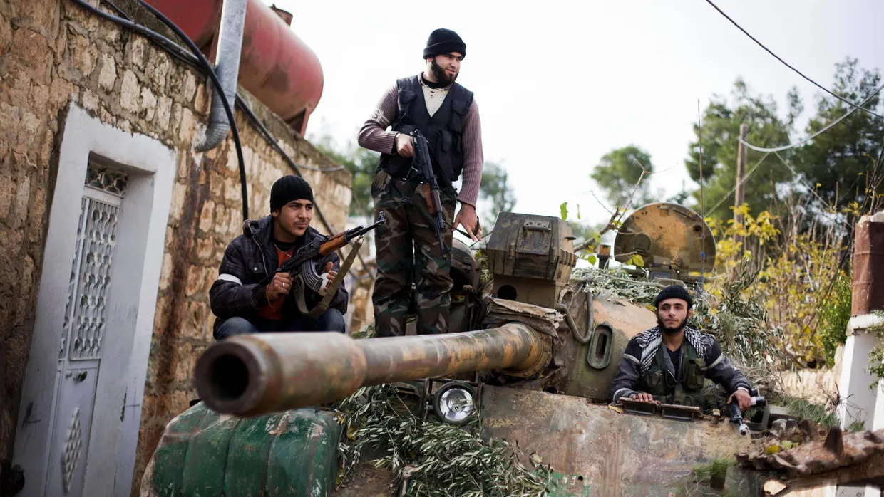 Auf dem Vormarsch: Syrische Rebellen mit einem von den Regierungstruppen erbeuteten Panzer nahe Aleppo