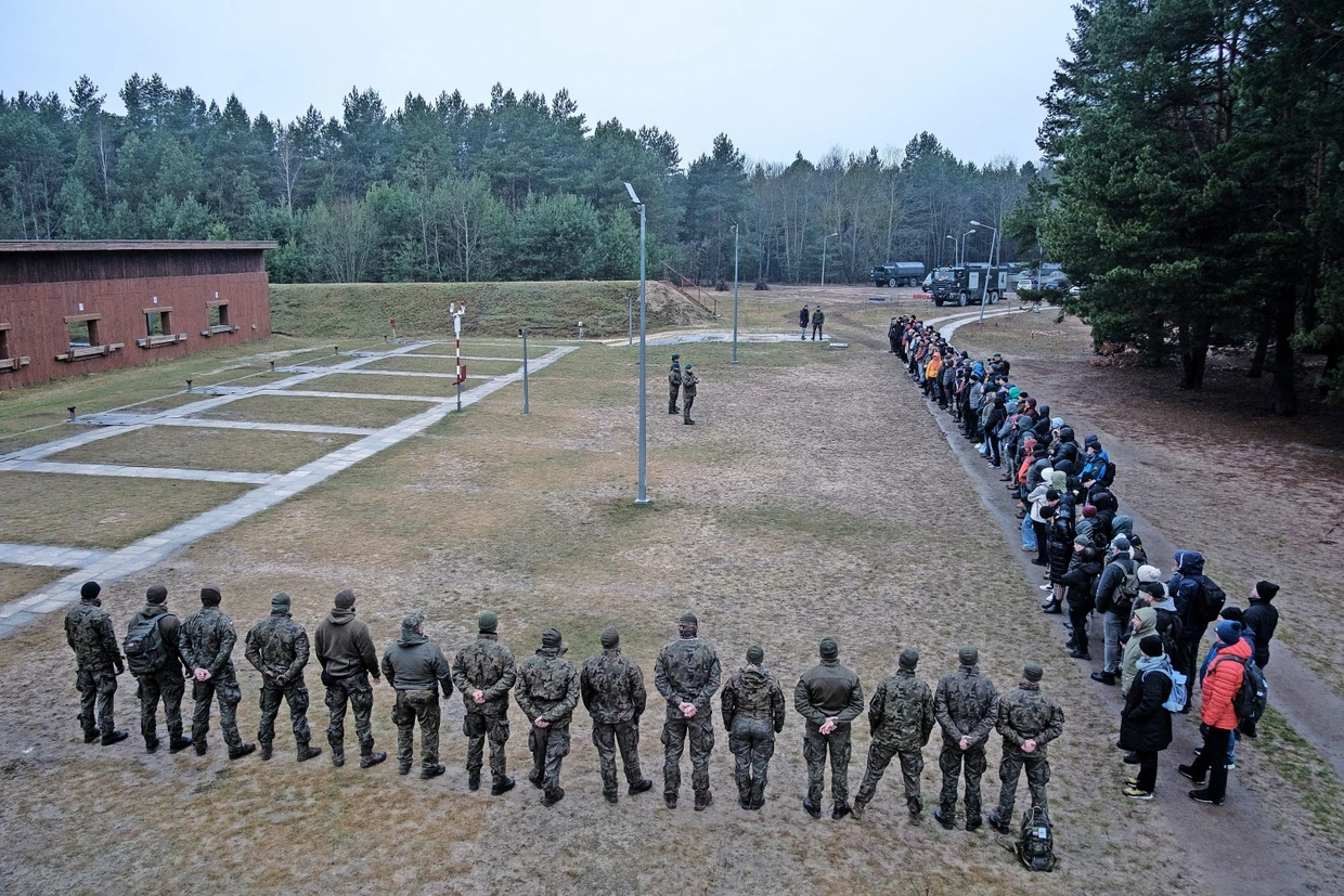 150 Zivilisten nehmen in der Kaserne in Siedlce am Training teil.