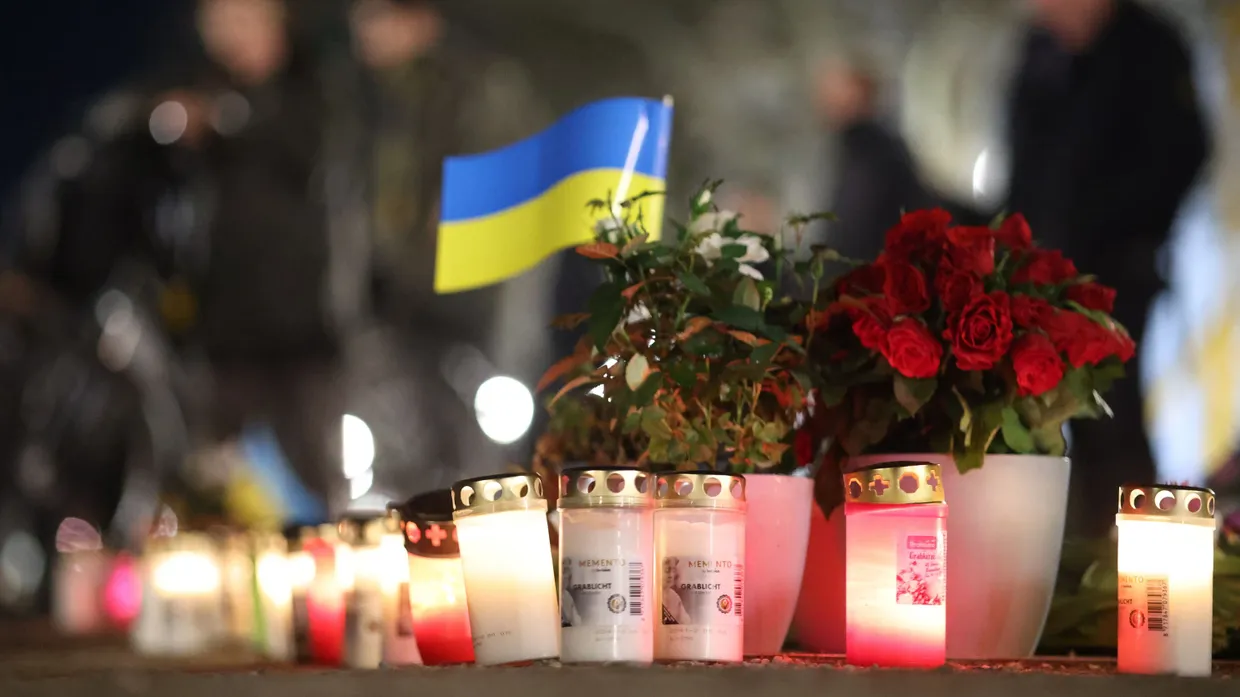 Wie hier vor der russischen Botschaft in Berlin gedenken viele Menschen des Kriegsbeginns am zweiten Jahrestag.