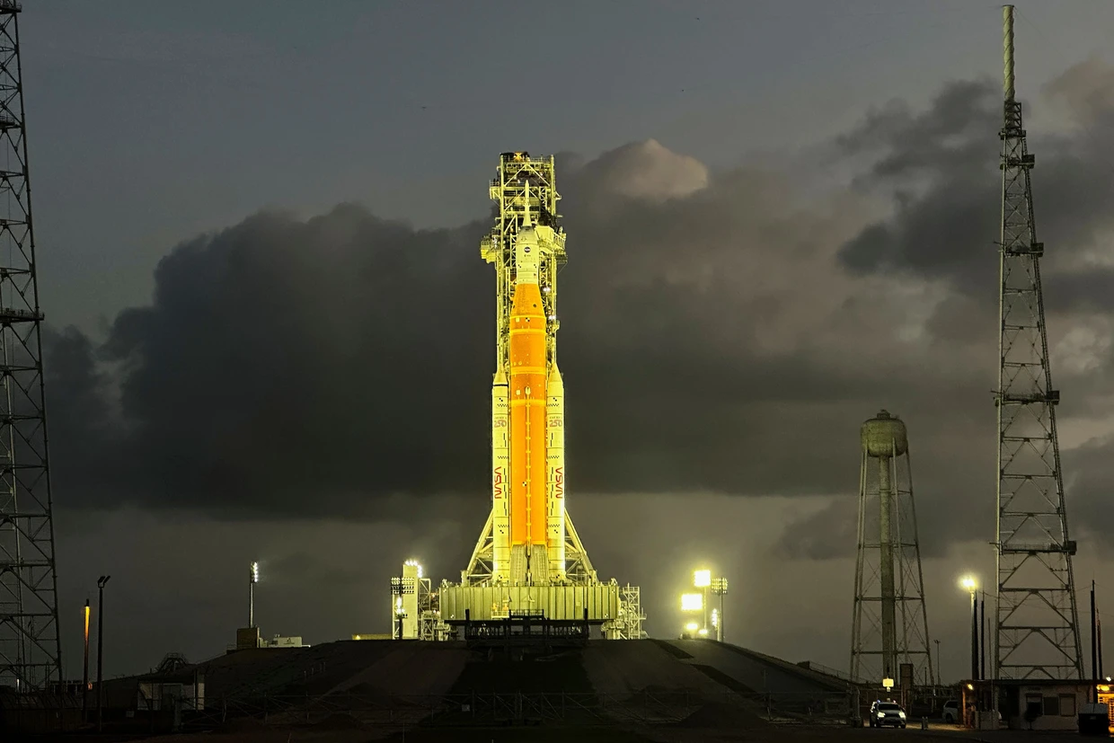 Die „Artemis II“-SLS-Rakete der NASA mit dem Orion-Raumschiff auf dem Weltraumbahnhof Cape Canaveral