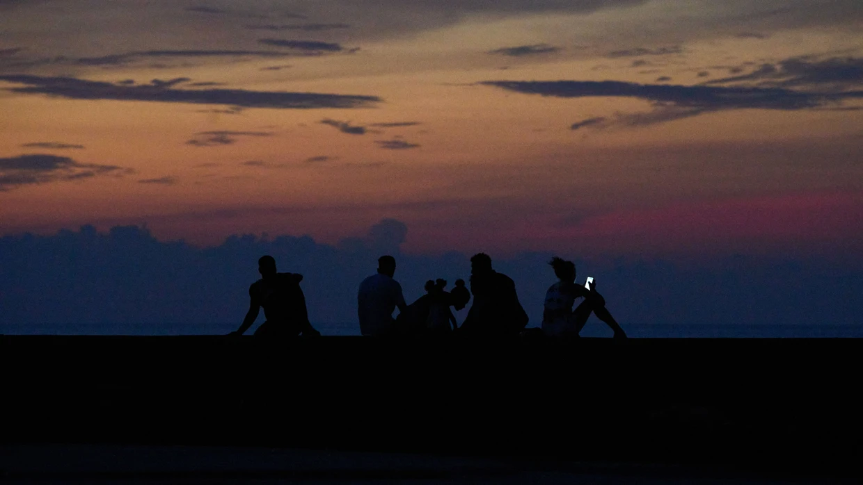 Havanna: Menschen sitzen während eines Stromausfalls auf der Malecón-Uferpromenade.