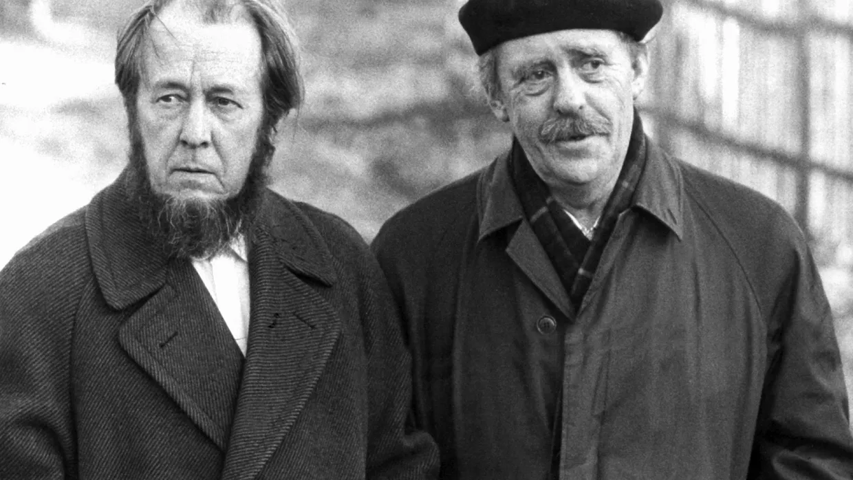 Alexander Solschenizyn im Jahr 1974 bei einem Spaziergang mit Heinrich Böll