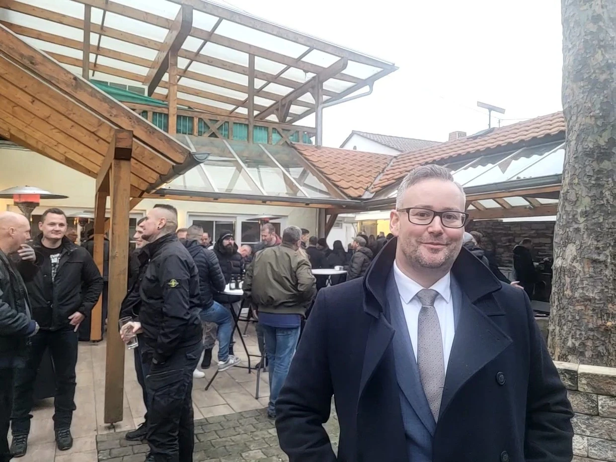 Der AfD-Bundestagsabgeordnete Sebastian Münzenmaier beim Weihnachtsmarkt seiner Partei.