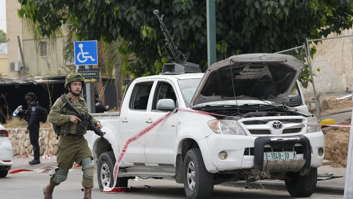 Israelische Soldaten in Sderot, wo palästinensische Terroristen zahlreiche Zivilisten getötet oder entführt haben sollen.