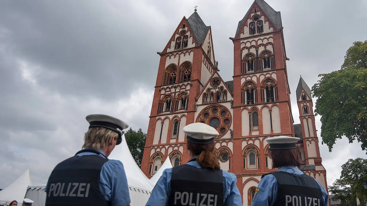 Polizisten vor dem Limburger Dom: Das Bistum plant eine umfangreiche Aufklärung der Missbrauchsfälle (Archivbild).