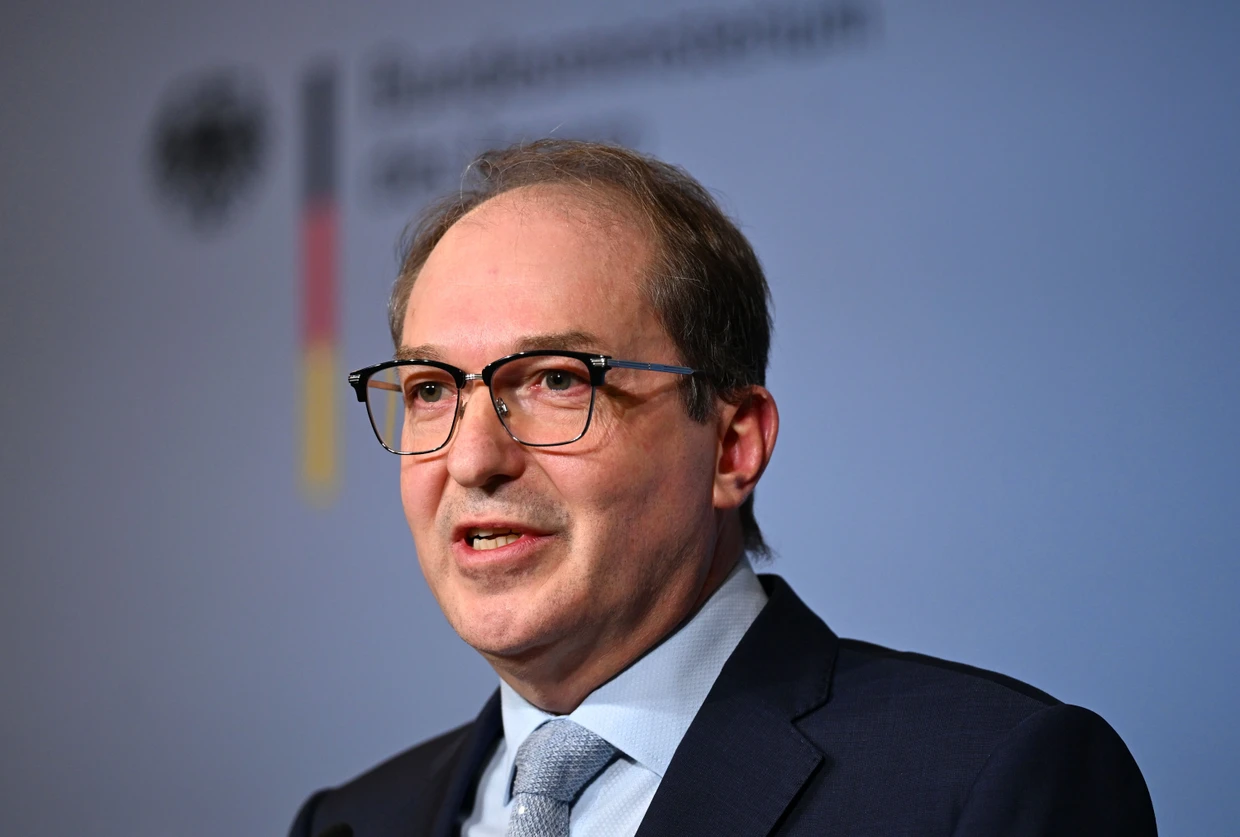 Ihm kam der Kölner Beschluss offenbar zupass, jedenfalls ließ er keine Beschwerde einlegen: Bundesinnenminister Alexander Dobrindt (CSU).