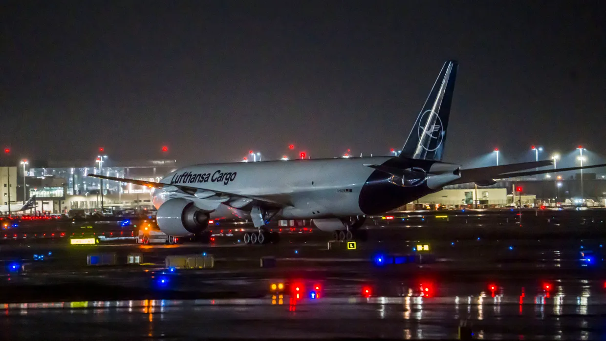 Wetterextreme: Zuletzt mussten Flugzeuge am Frankfurter Flughafen enteist werden. +++
