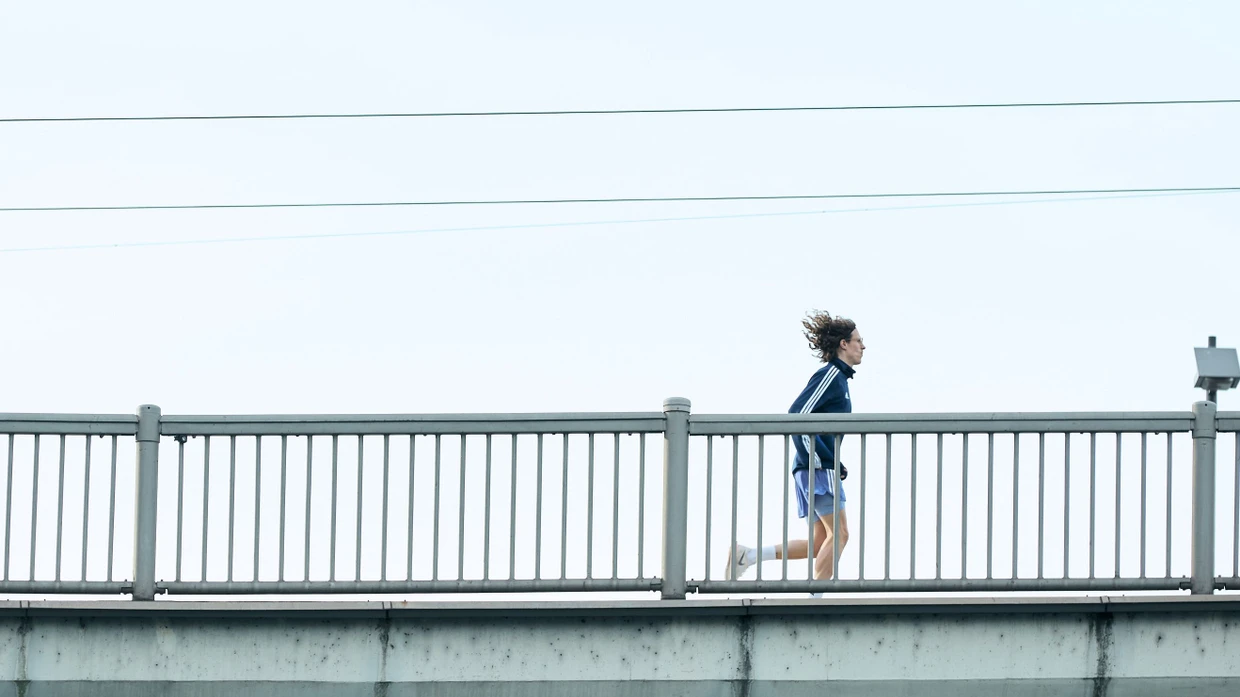 Vom Hobby- zum Marathonläufer: Jens Wohlgemuth joggt über die Friedensbrücke in Frankfurt.