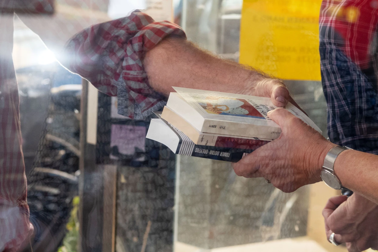 48 Jahre Nordend: Alles packt mit an beim Umzug von „Land in Sicht“ zwischen Rotteckstraße und Eiserner Hand.