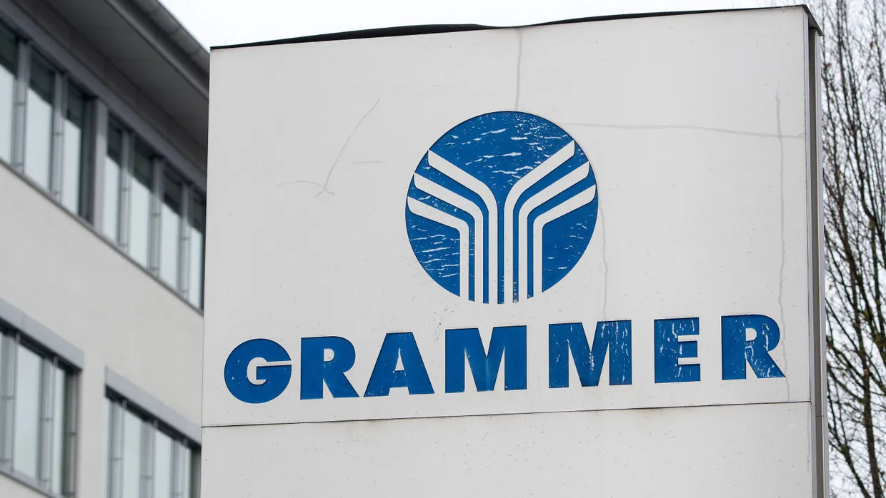 Das Logo der Grammer AG, aufgenommen vor der Konzernzentrale in Amberg.