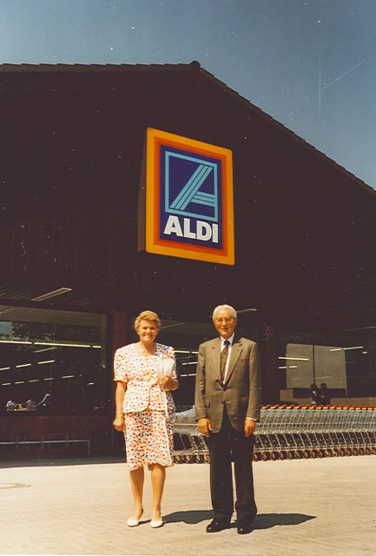 Die Eheleute Albrecht 1997 vor der Fassade einer Filiale. Sie waren insgesamt 67 Jahre verheiratet.
