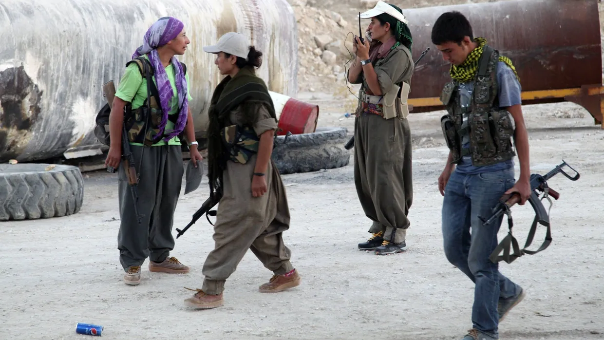 Kurdische Kooperation: PKK-Kämpfer im nordirakischen Makhmur unterstützen ihre einstigen Rivalen der Peschmerga gegen die Dschihadisten