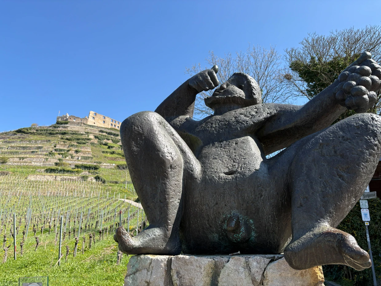 Kurt Lehmanns „Bacchus" vor dem Staufener Schlossberg. Ist er auch der Gott der alkoholfreien Weine?