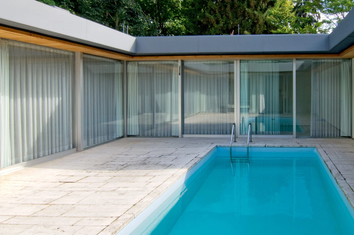 Pool des Anstoßes: Dabei handelt es sich doch eher um eine Pfütze.