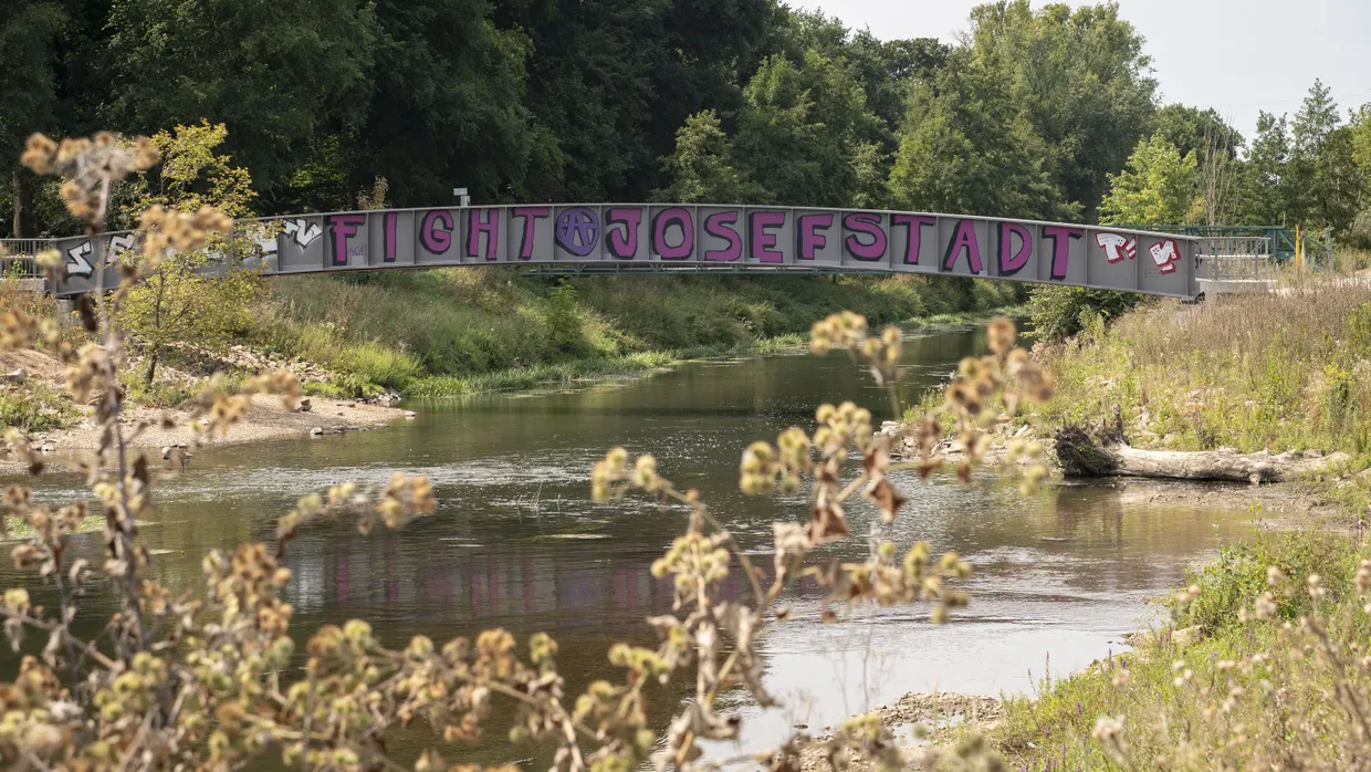 Natur erblüht, Respekt verblüht: Kaum ist der Umbau an der Nidda fertiggestellt, wurden die neuen Brücken beschmiert.