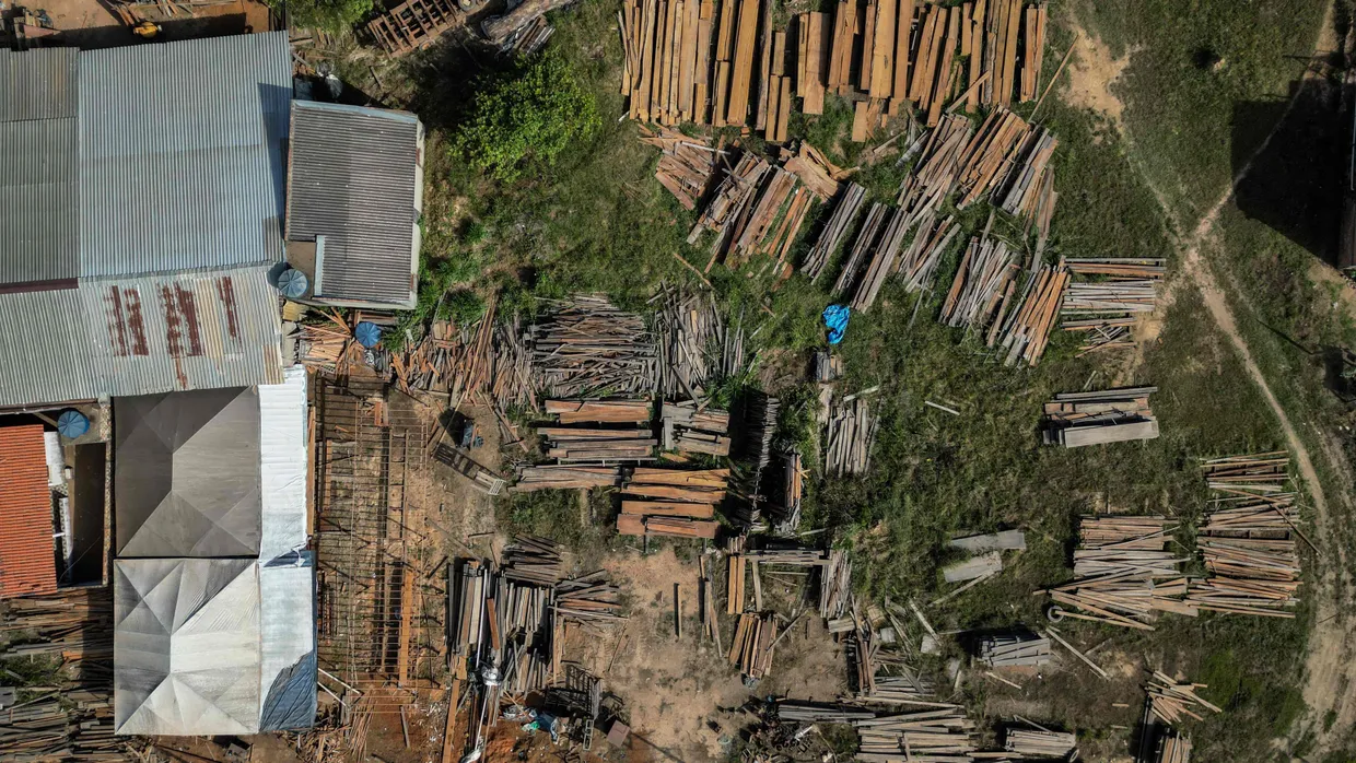 Fernab von europäischen Fabriken: Luftbild eines Sägewerks im brasilianischen Amazonasgebiet, wo Holz aus dem Regenwald verarbeitet wird.