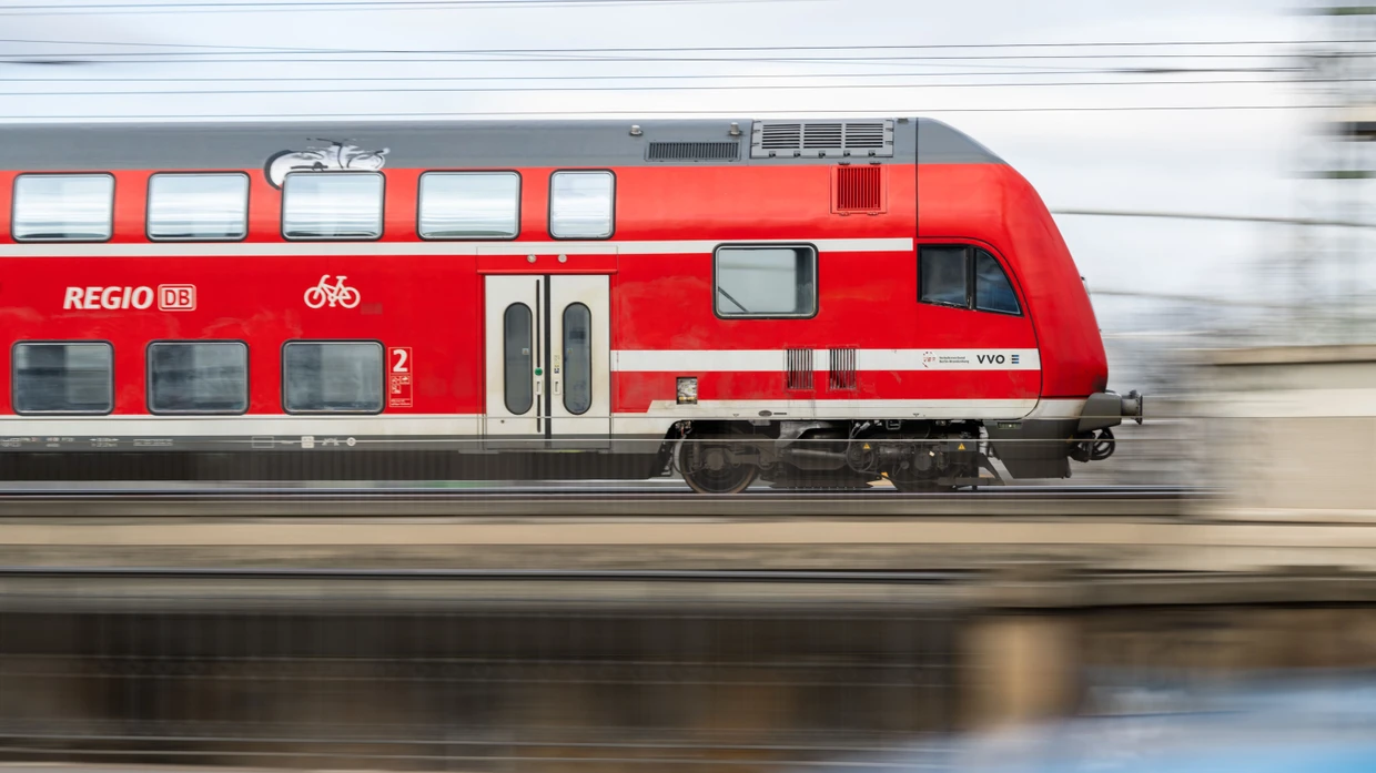 Ein Regionalexpress der DB Regio fährt über die Marienbrücke.