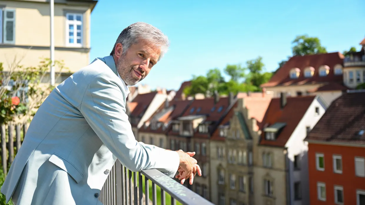 Boris Palmer über den Dächer Tübingens (Aufnahme vom Mai 2022)
