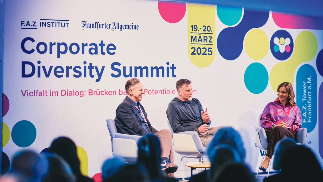 Wie kann Inklusion in Unternehmen gelebt werden? Detlev Blenk, Ikea, und Michael Huber, in.betrieb gGmbH, im Gespräch mit Moderatorin Daniela Bublitz.