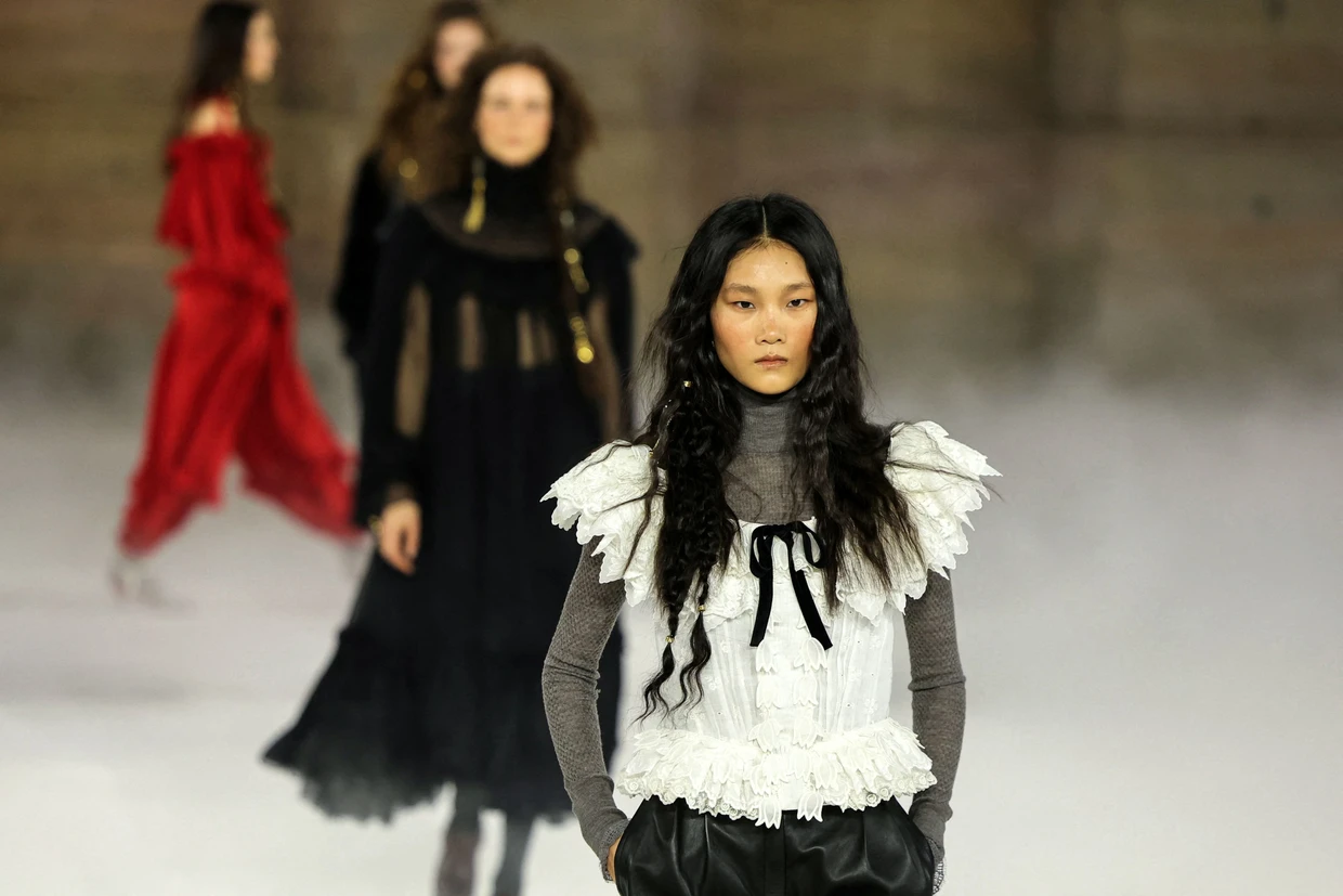 Mit Rüschen romantisch: Chemena Kamali bringt für Chloé wieder mühelose Weiblichkeit auf den Laufsteg.