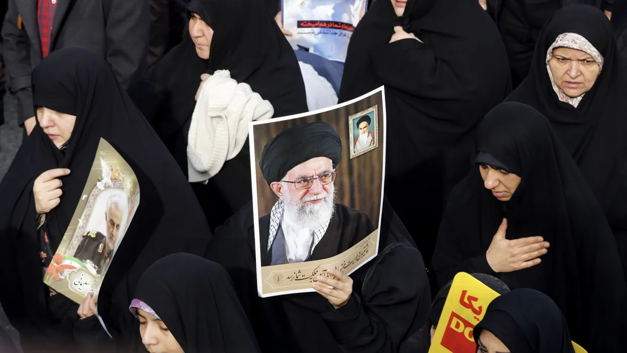 Bild von Khamenei: Protest in Teheran nach dem Anschlag von Kerman Anfang Januar