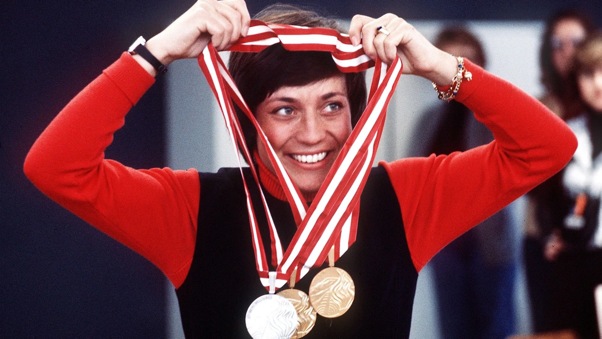 Die Geburt der „Gold-Rosi“: Mittermaier mit ihren Medaillen bei den Olympischen Winterspielen in Innsbruck.