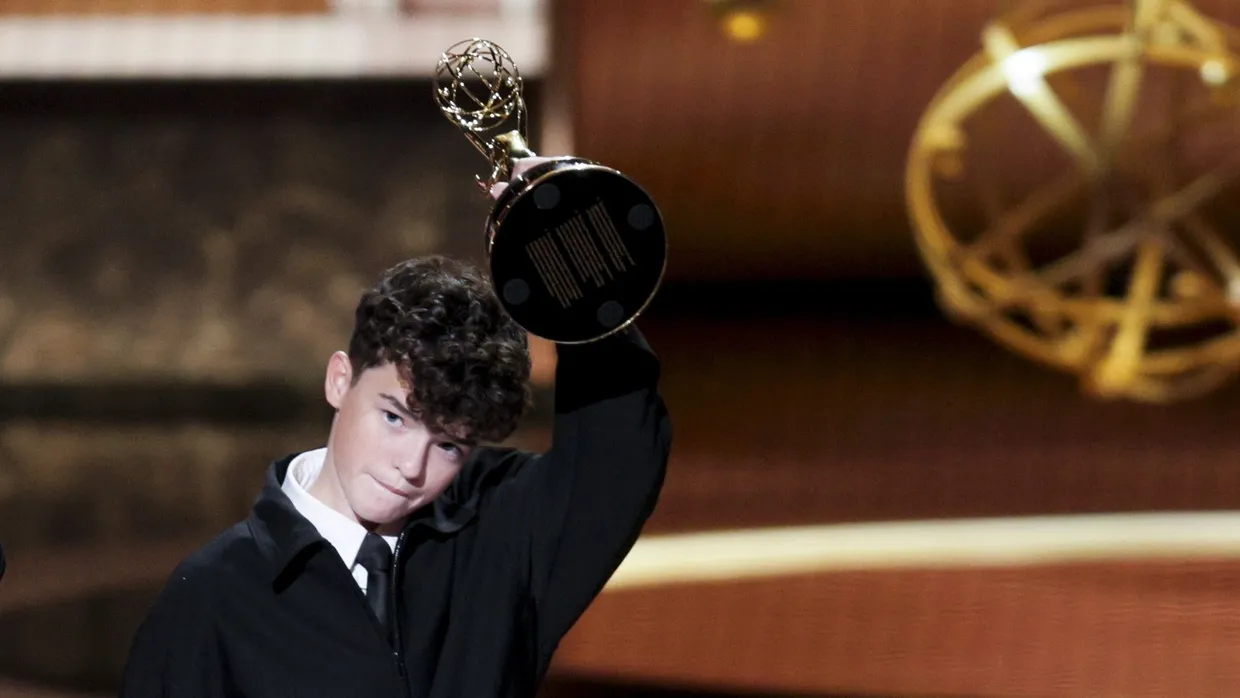 Als bester Nebendarsteller in einer Miniserie wurde Owen Cooper für seine Rolle in „Adolescence“ mit einem Emmy ausgezeichnet.