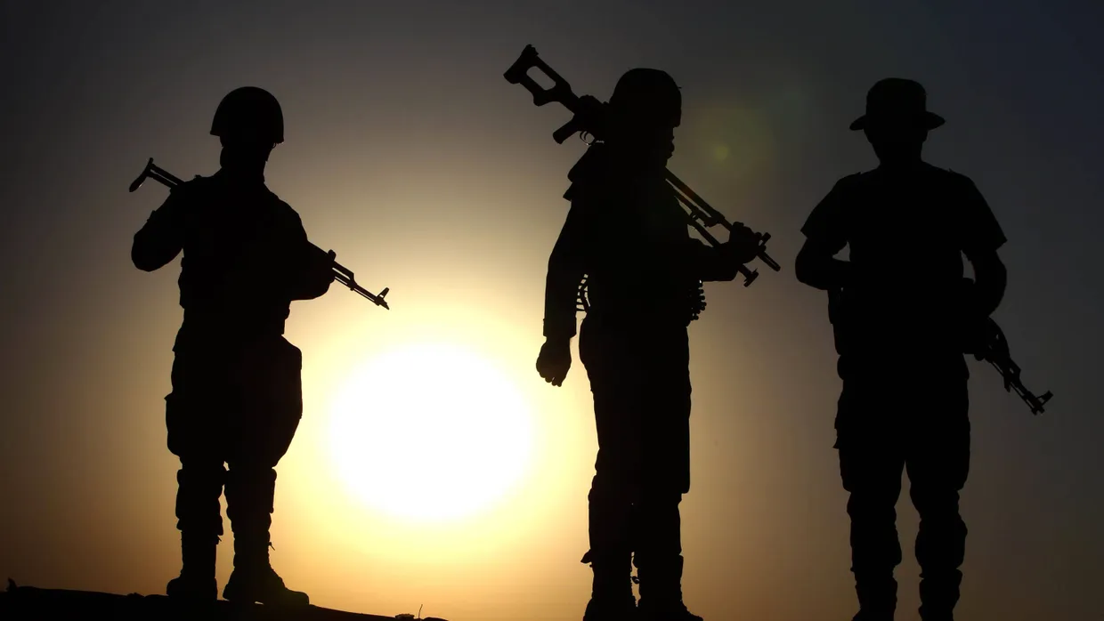 Kurdische Peschmerga positionieren sich am Aski kalak Checkpoint im Irak – durch welche Hände werden diese Waffen noch gehen?
