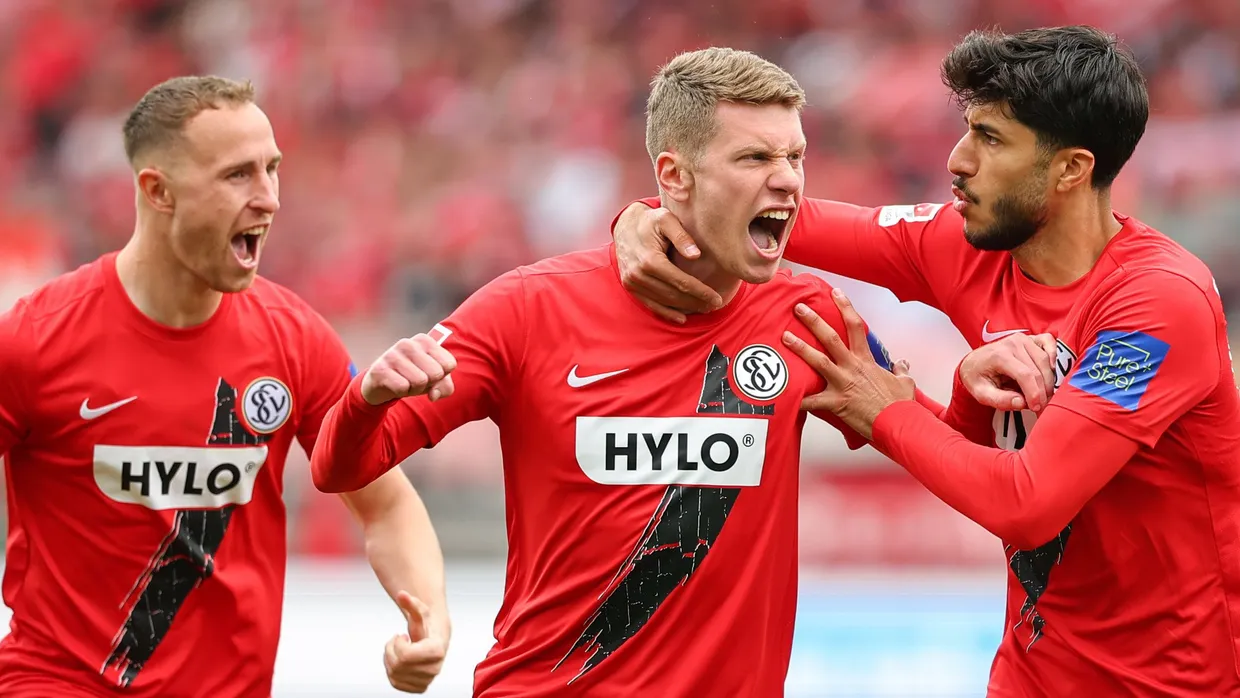 Elversberg jubelt über den Sieg in Nürnberg und den Sprung auf Platz drei.