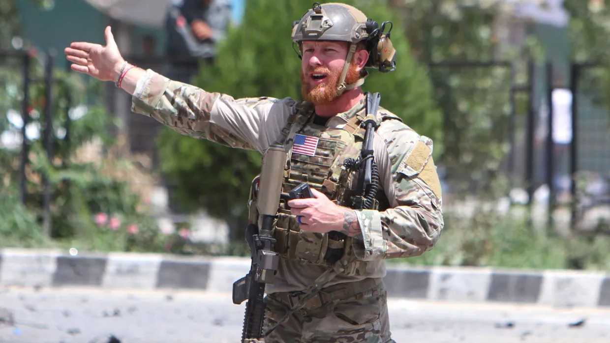 Ein amerikanischer Soldat inspiziert nach einem Selbstmordanschlag am 10. August  in Kabul den Tatort