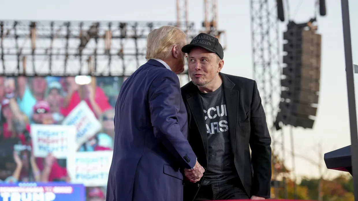 Viel Macht und viel Geld: Elon Musk und Donald Trump auf einer Wahlkampf-Veranstaltung.