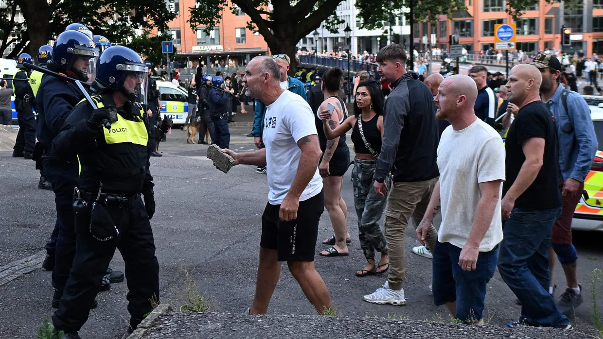 Polizisten und Demonstranten am 3. August in Bristol
